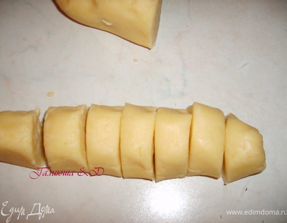 Раскатываем из теста колбаску и делим на части, придаем им округлую форму. Придавим вилкой и укладываем их на противень, покрытый пекарской бумагой, сохраняя дистанцию (тесто в духовке расплывается). 