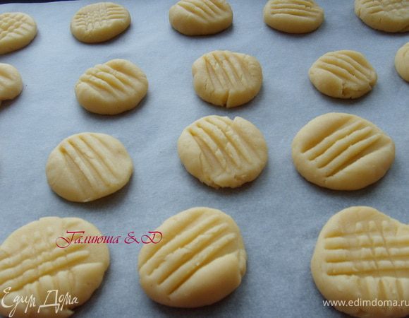 Выпекать при 180 градусов, примерно 10-12 минут. Следите за печеньицем, поэтому будьте внимательны, не передержите! Готовое печенье, слегка кремового цвета.