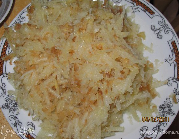 Очистить груши от кожицы и сердцевины. И натереть на крупной тёрке. У меня по весу вышло две крупных груши.