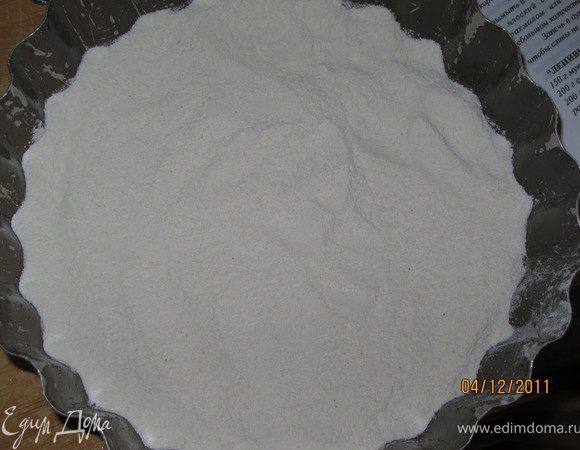 Форму смазать маслом. Надно высыпать сухую смесь, половину от всей.