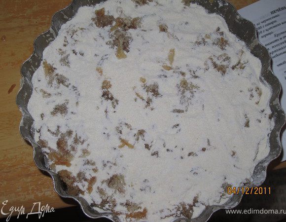 И так ещё три слоя. Один сухой смеси, один груш и последний должен быть сухим. Сбрызнуть растительным маслом верх пирога. И поставить в разогретую духовку до 180-200 градусов. Выпекать 40-50 минут.