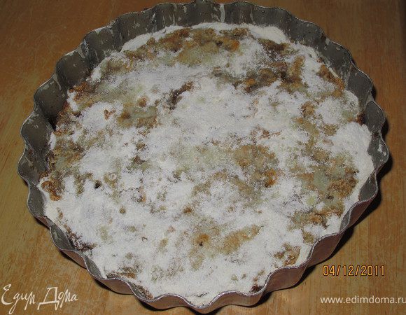 Вот так он будет выглядеть когда вы его достаните из духовки. Муку я смела кисточкой, сверху посыпала тёртым шоколадом и украсила кусочками груш.