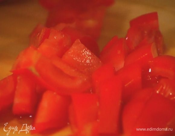 Помидоры порезать кубиками.