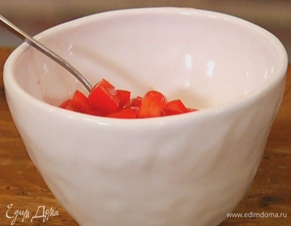 Соединить помидоры с творогом.