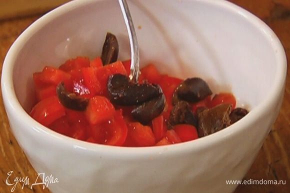 Оливки раздавить плоской стороной ножа, вынуть косточки и добавить к творогу с помидорами.