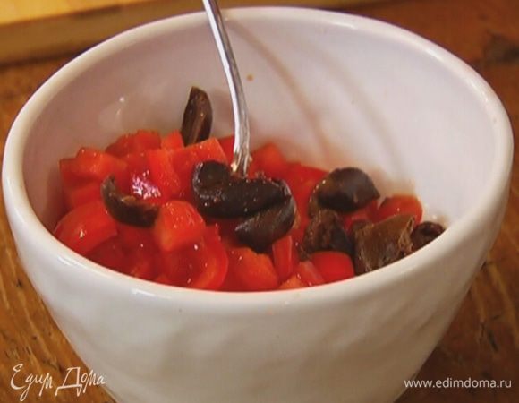 Оливки раздавить плоской стороной ножа, вынуть косточки и добавить к творогу с помидорами.