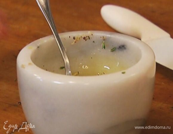 Растереть в ступке чеснок, соль и перец в пасту. Влить 1 ст. ложку оливкового масла, добавить листья тимьяна, перемешать.