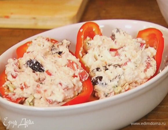 Разложить 1/2  творожной начинки в половинки перца, сверху покрошить часть голубого сыра, затем выложить оставшуюся творожную массу. Сбрызнуть оливковым маслом.