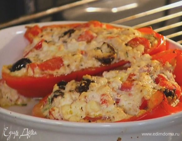 Запекать перец в разогретой духовке 15–20 минут.