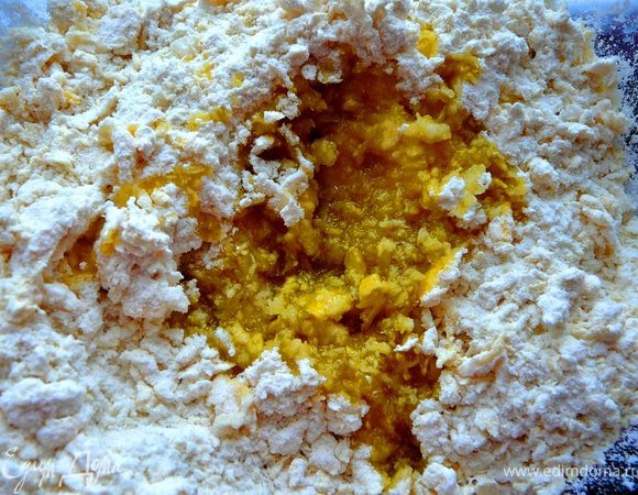 Муку просеять и растереть с яйцом до образования рассыпчатой массы,влить оливковое(растительное масло) и опять все перетереть.