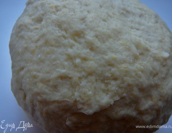 Постепенно добавить подсоленную воду и вымесить пока тесто не станет гладким и мягким.Завернуть в пищевую пленку и отправить на 2 часа в холодильник.