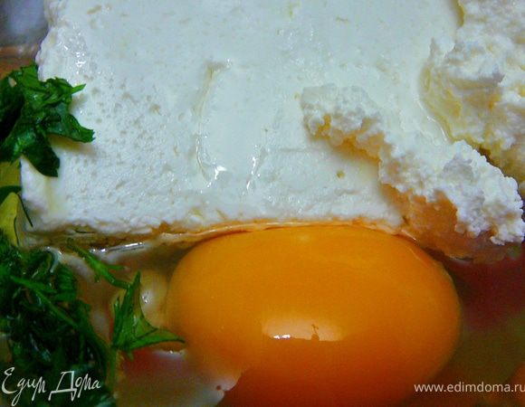 Подготовить начинку.Я обжарила вешенки с луком на растительном масле,посолила,поперчила.Творог растереть с яйцом,мелко рубленной зеленью,слегка подсолить,добавить мелко рубленный зубчик чеснока.