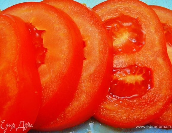 Помидор нарезать кольчами,а затем еще на некрупные кусочки.