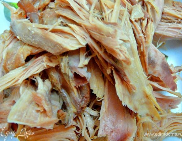 Мясо(курятина)предварительно отварить и разобрать на крупные волокна.