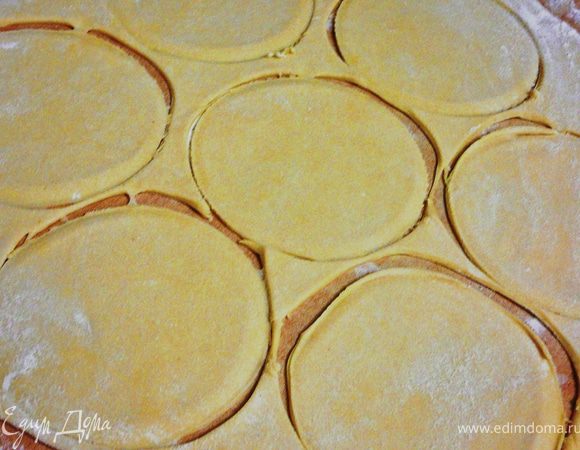 Веразтьпри помощи блюдца(у меня диаметр блюдца был 11,5см)круги.