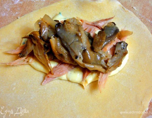 Или творожная масса,филе,грибы.