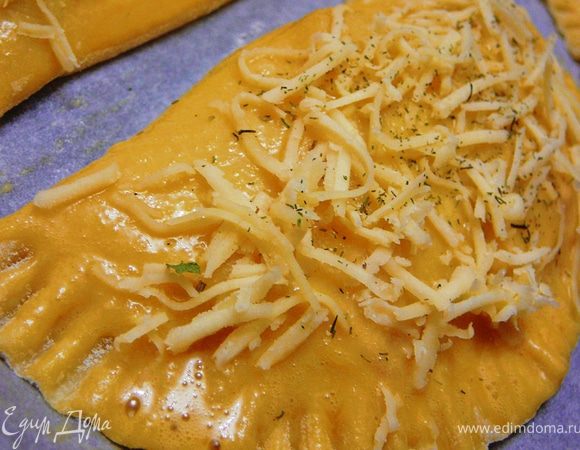 Натереть сыр,взбить яйцо.Смазать взбитым яйцом,присыпать тертым сыром и зеленью(использовала сухой укроп).
