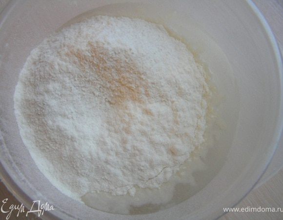 Достать закваску из холодильника, добавить 1-2 ст.л. воды, 0,5 ч.л. сахара или меда, немного муки (примерно 1-2 ч.л.), 