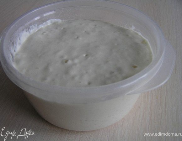 Минут через 40-60 закваска увеличится вдвое, появятся пузырьки - закваска жива и готова.