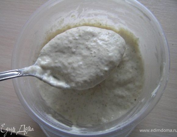 Отложить 3-4 ст.л. (около 100-120 г) для следующего замеса и убрать в холодильник.