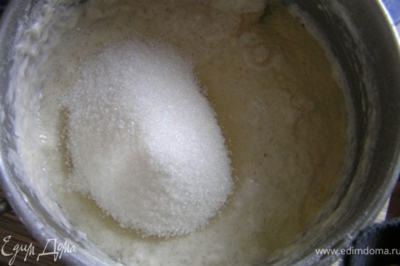 Затем к опаре добавить сахар, соль, ванилин, растительное масло