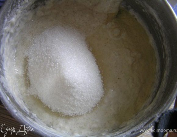 Затем к опаре добавить сахар, соль, ванилин, растительное масло 