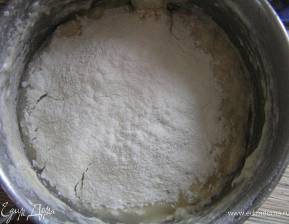 и муку (около 150 г),