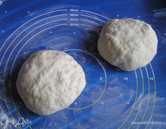 Затем тесто вымесить с добавлением муки (сколько возьмет), чтобы не липло к рукам. Оставить на 30-40 минут отдыхать. Тесто сразу можно разделить на 2 части, для удобства.