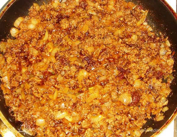 Приготовить начинку. Фарш обжарить до полуготовности. Лук порезать полукольцами и добавить в фарш. Посыпать обильно специями. Жарить до готовности.

