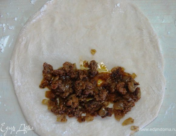 На 1/2 каждого круга положить 1,5 ст.л. фарша, соединить края и хорошо защипнуть. 