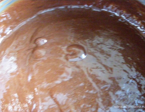 По одному в смесь вобьем яйца, после каждого раза тщательно размешивать