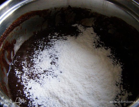 Добавим сахар, размешаем. Добавим просеянную муку, 
