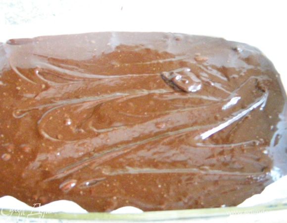 Форму (15*24) выстелим пергаментной бумагой, выложим в нее смесь