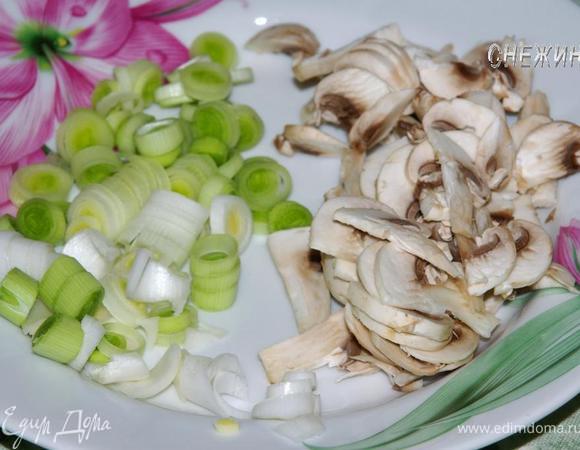 Лук-порей нарезаем колечками, шампиньоны тоненькими пластинками.
