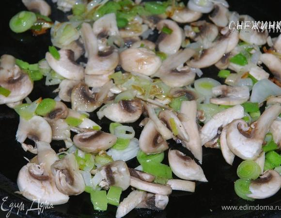 На сковороде томим пару минут лук, а затем добавляем грибы и жарим все несколько минут.