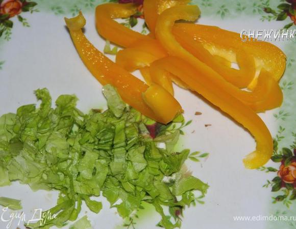 Вымытый и высушенный лист салата нарезаем, перец режем дольками.