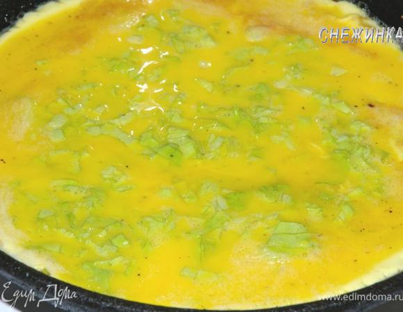 На сковороде (диаметром 18-20 см.) растапливаем сливочное масло. Когда оно перестанет шипеть и пениться, медленно вливаем яичную смесь и равномерно распределяем.