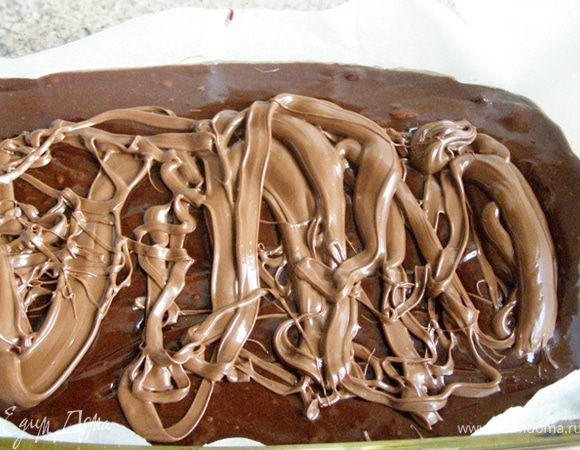 Сверху распределим ореховую пасту,