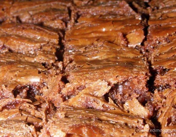 Готовые брауни нарежем квадратиками. Я раньше не пекла брауни, и никто в моей семье этот вид выпечки не пробовал. Мало сказать, что это очень вкусно! Они тают во рту! Как хорошо, что у нас в семье уговор: все, что печется из сладкого - из дома уносится. Вот и знакомых уже подсадила на них, а мои дети одноклассников/однокурсников)))