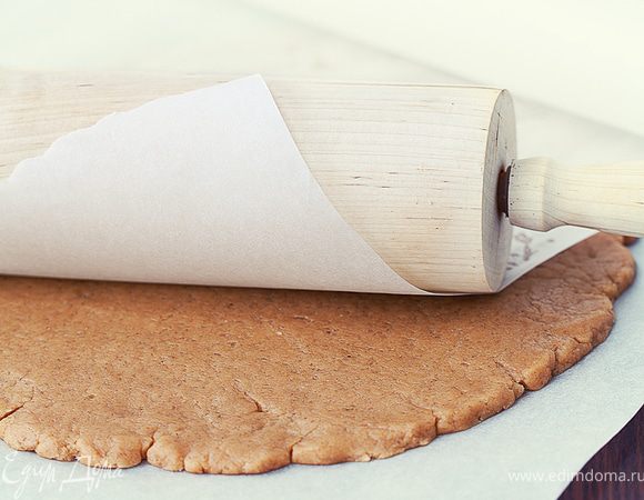 размолоть гвоздику. в миске смешать муку, имбирь, гвоздику, корицу и разрыхлитель. 
растереть сахар с яйцом и маргарином. добавить к ароматной муке и замесить тесто.
с помощью пекарской бумаги раскатать тесто тонким слоем ( около 0.5 см)