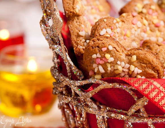 выкладываем на противень печенье ( его сначала застелить пергаментом или смазать). и выпекаем в разогретой духовке минут 20-30.