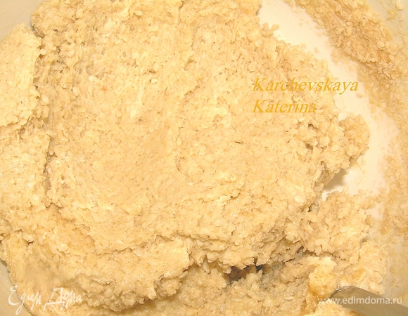 Размягченное сливочное масло взбить с сахарной пудрой. Затем добавить желток (без него ничего не получится). Все тщательно перемещать до состояния крема.