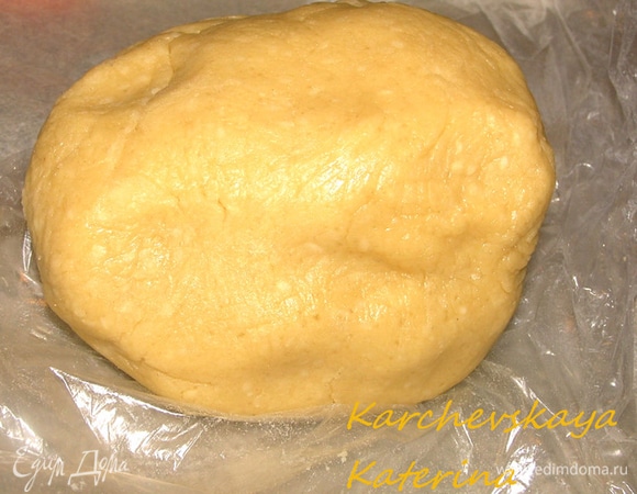 Всыпать размолотый кунжут. Хорошо размешать до получения однородной маслянистой массы. Добавить разрыхлитель с лимонным соком. Постепенно, не торопясь, всыпать муку. На этом этапе у меня возникли разногласия с рецептом. Дело в том, что по рецепту тесто должно получиться рыхлым и с трудом скатываться в шар. А у меня оно отлично месилось, было мягкое и послушное. Я добавила еще немного муки, грамм 20–30.