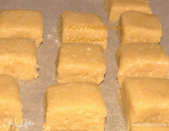 Убираем тесто в холодильник на 30 минут. Противень застелить пергаментом, смазывать не надо. Скалкой формируем из теста пласт толщиной 2–2,5 см и с помощью ножа формируем брусочки. Раскладываем заготовки на пергаменте на небольшом расстоянии друг от друга.