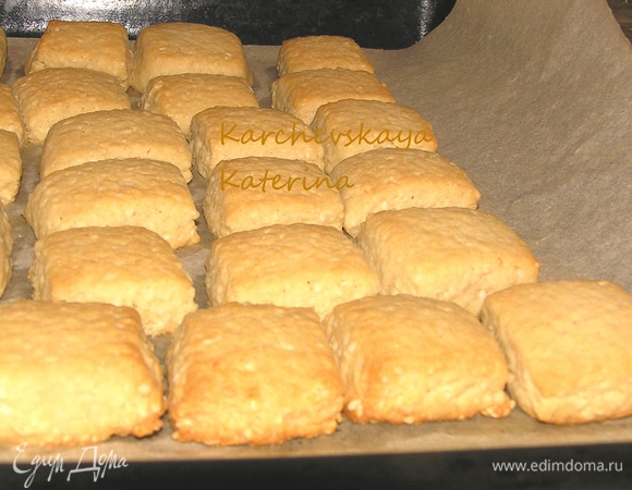 Выпекать при 180°C в течение 12–15 мин, все время поглядывая за печеньем. Печенье не должно зарумяниться.