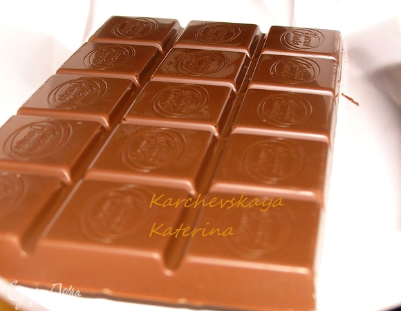 Печенье готово. Теперь надо достать его из духовки и дать полностью остыть. Тем временем делаем шоколадную глазурь. На водяной бане растопить плитку шоколада и добавить молоко или сливки.