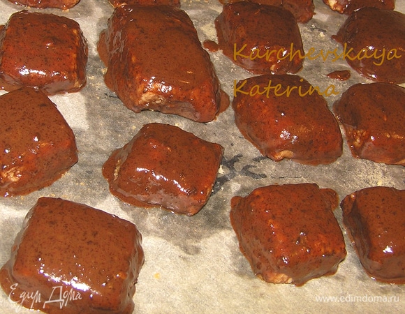 Теперь обмакиваем каждое печенье в глазурь. Обмакиваем в два этапа: сначала окунаем верх печенья, кладем на пергамент, ждем пока глазурь застынет. Затем нижнюю часть. Сверху посыпаем кунжутом. И еще одно очень важное дополнение: нужно снять печенье в глазури с пергамента, пока оно теплое! Это делается для того, чтобы печенье не прилипло при застывании.