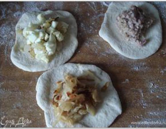 Из теста сформировать лепешки и положить на них разные начинки.