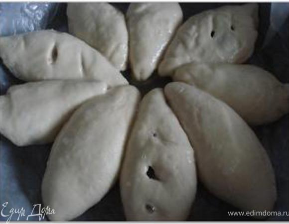 Лепешки сложить вдвое и защипить пирожком.В смазанную маслом широкую и глубокую форму уложить слой пирожков, чередуя пирожки с разными начинками (на пирожках с мясом сделать небольшие надрезы). Смазать их маслом.