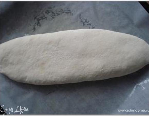 Края теста поднять и защипить. Переложить кулебяку на противень, выстланный пергаментной бумагой и смазанный маслом, швом вниз.